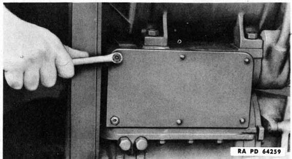 Figure 194 - Removing Oil Gear Side Cover Plate